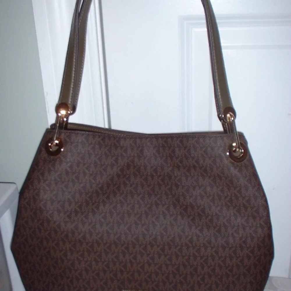 Micheal kors raven tote